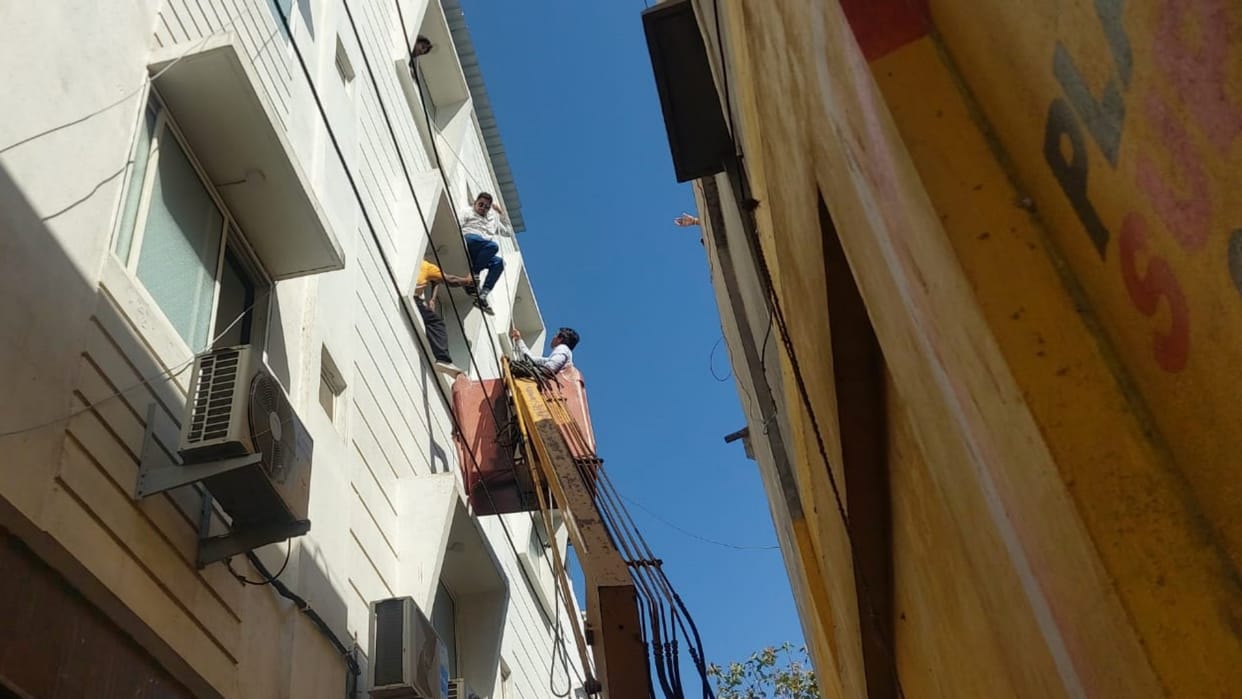 A man climbed onto the balcony of a hotel in Ratlam, police pulled him down with a crane