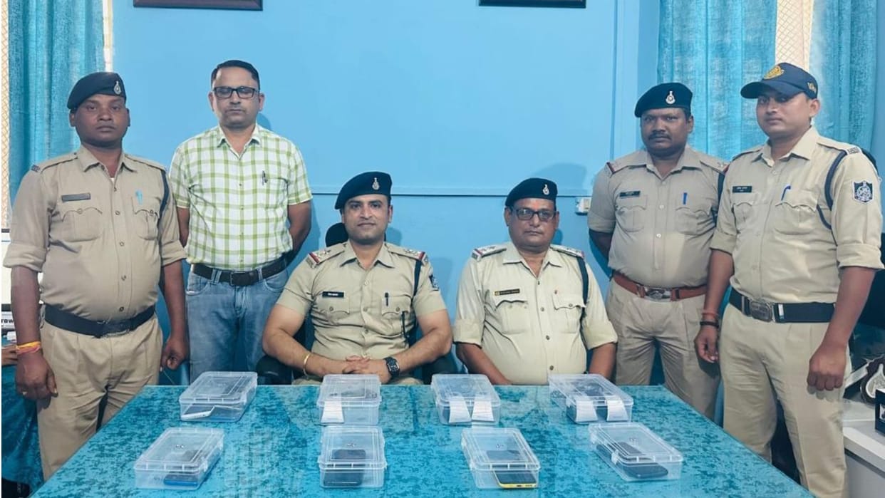 Fraud gang busted, goods worth lakhs including 10 mobiles recovered from the possession of five accused