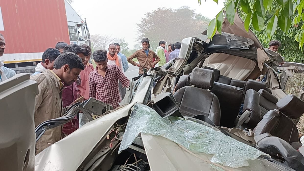 A running car hits a tree in shravasti , six died.