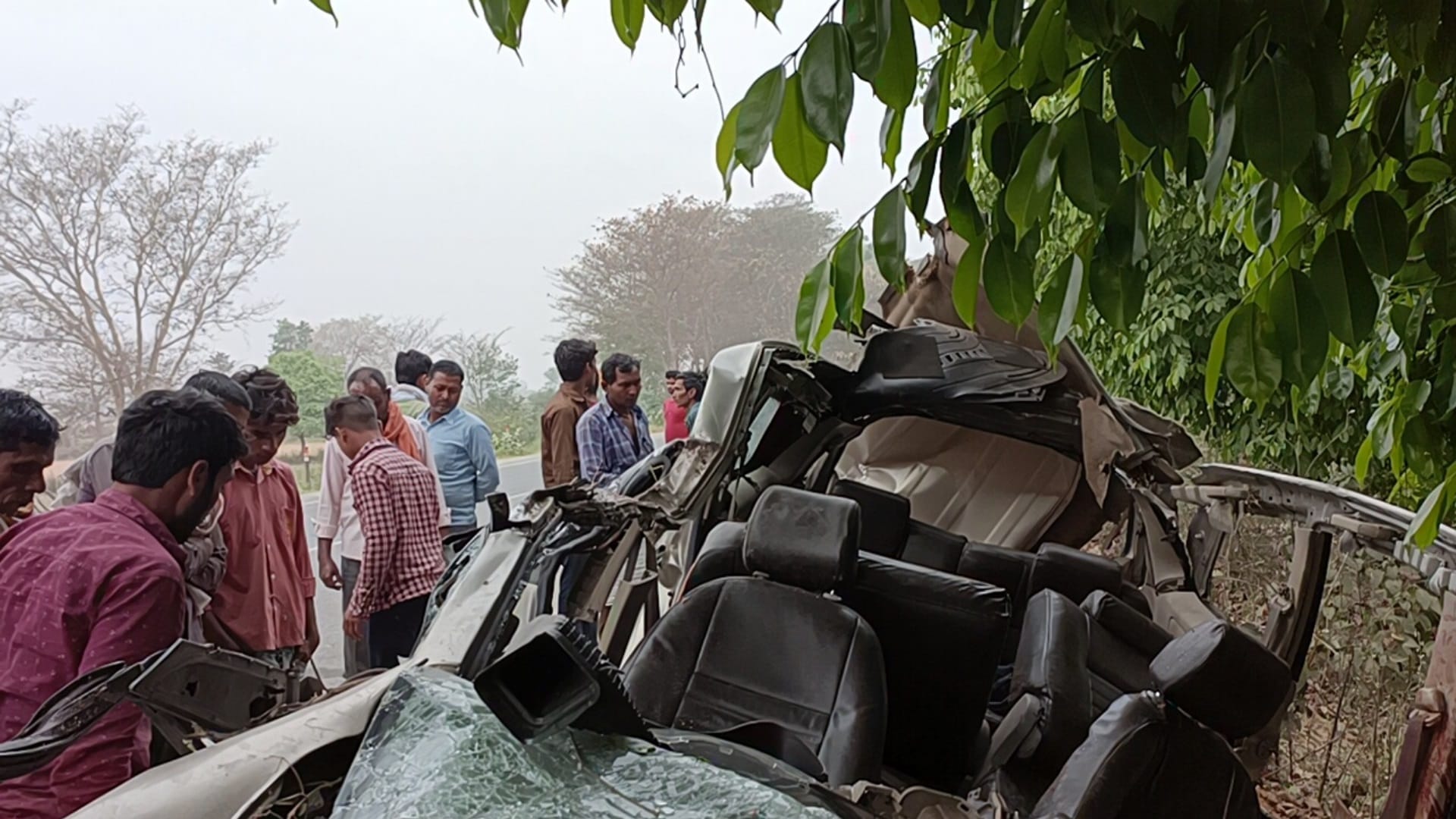A running car hits a tree in shravasti , six died.