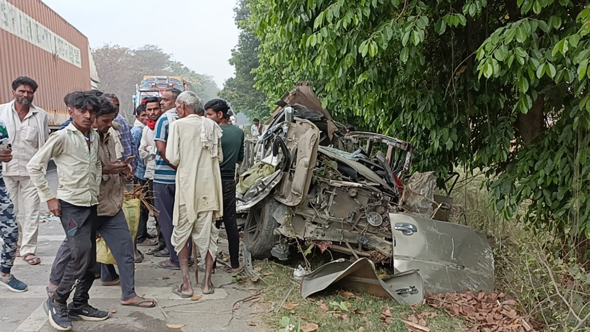 A running car hits a tree in shravasti , six died.