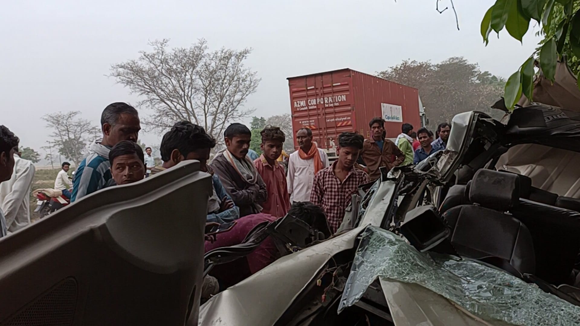 A running car hits a tree in shravasti , six died.