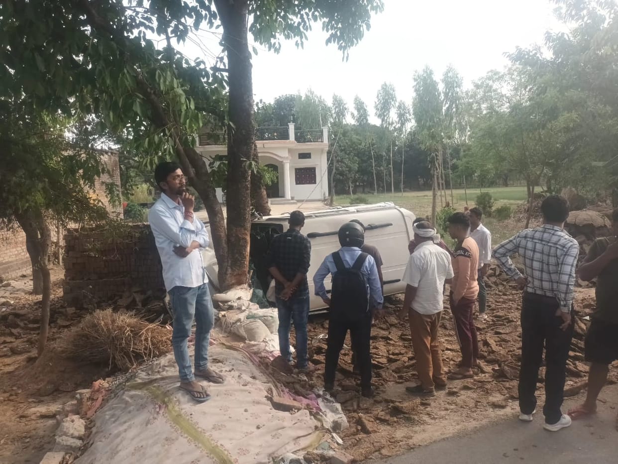 Road accident in azamgarh overspeed Scorpio overturned in after crushed boy