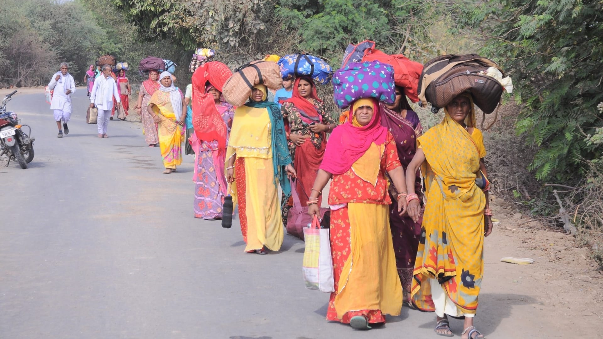 Devotees started the Panchkoshi Yatra worshiped Pingleshwar Mahadev at the first stop