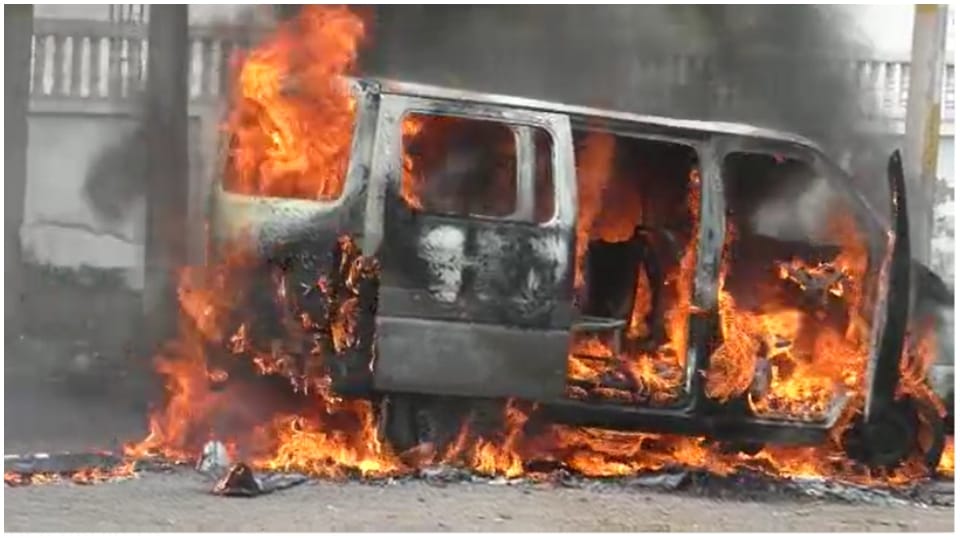 Car of BJP workers going to attend Amit Shah meeting in Bharatpur caught fire