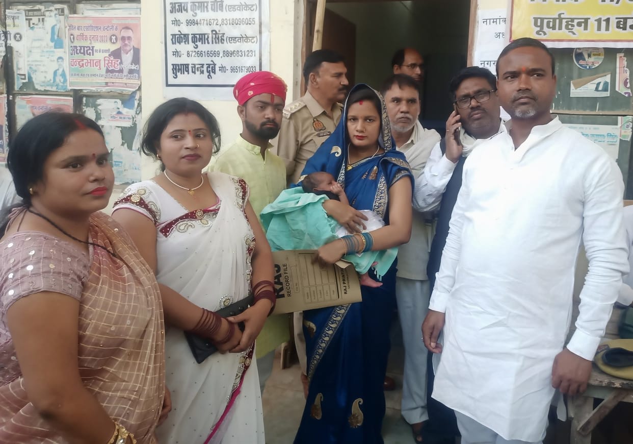 UP Nikay Chunav 2023 Lady candidate came for nomination with newborn in her lap