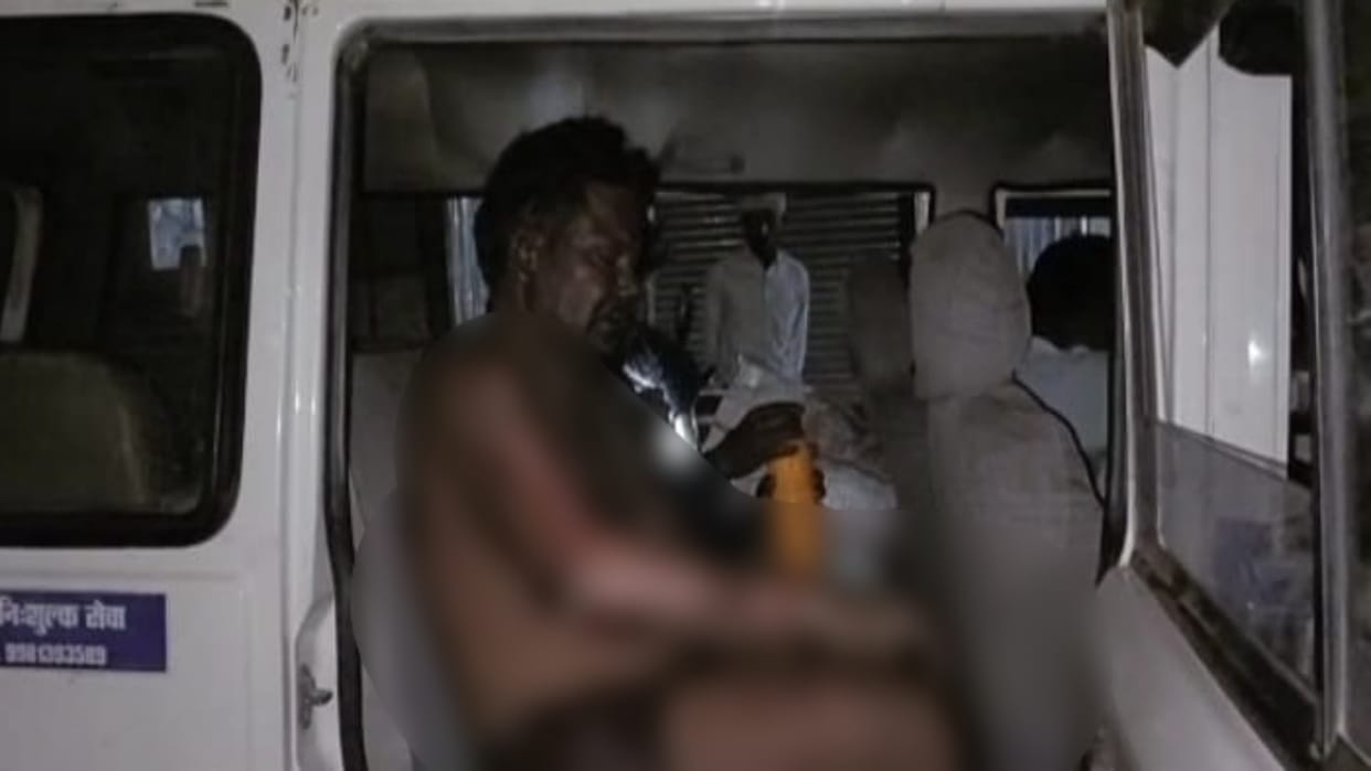 Damoh News Gas cylinder blast due to fire while performing God aarti shopkeeper scorched
