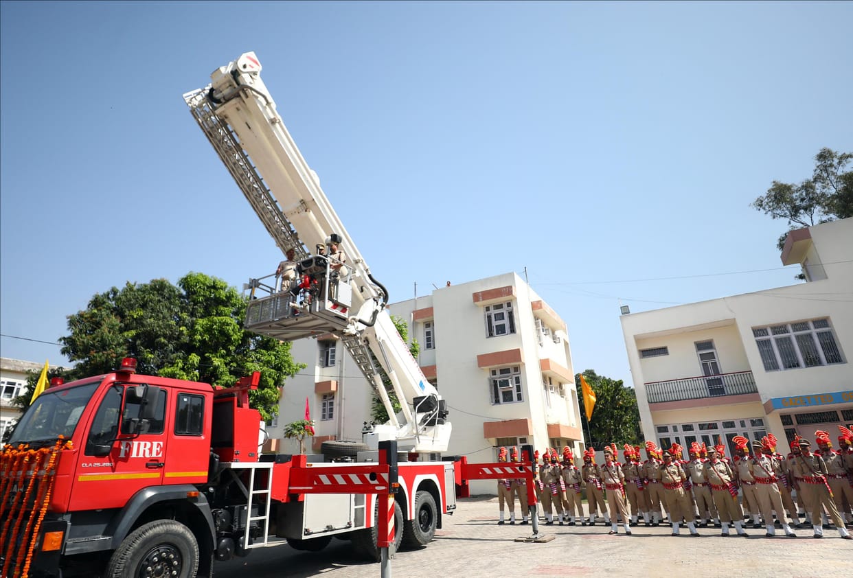 Jammu Kashmir: Fire department can extinguish 14th floor fire, table ladder brought from Finland