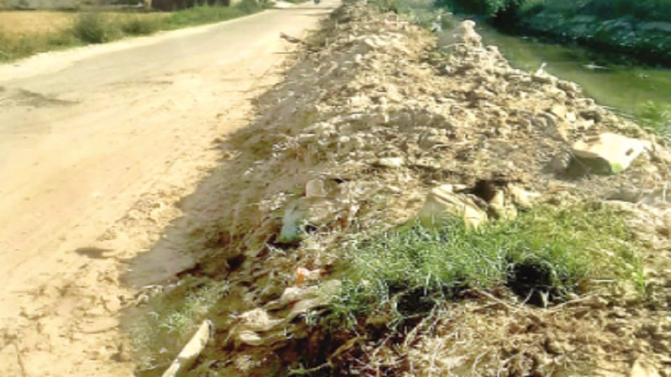 Jammu Kashmir: Removed silt from canal and put roadside, causing trouble to passers-by and drivers