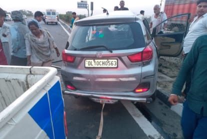 Kannauj road accident, accident due to drivers nap, shadow of parents raised from the head of four children