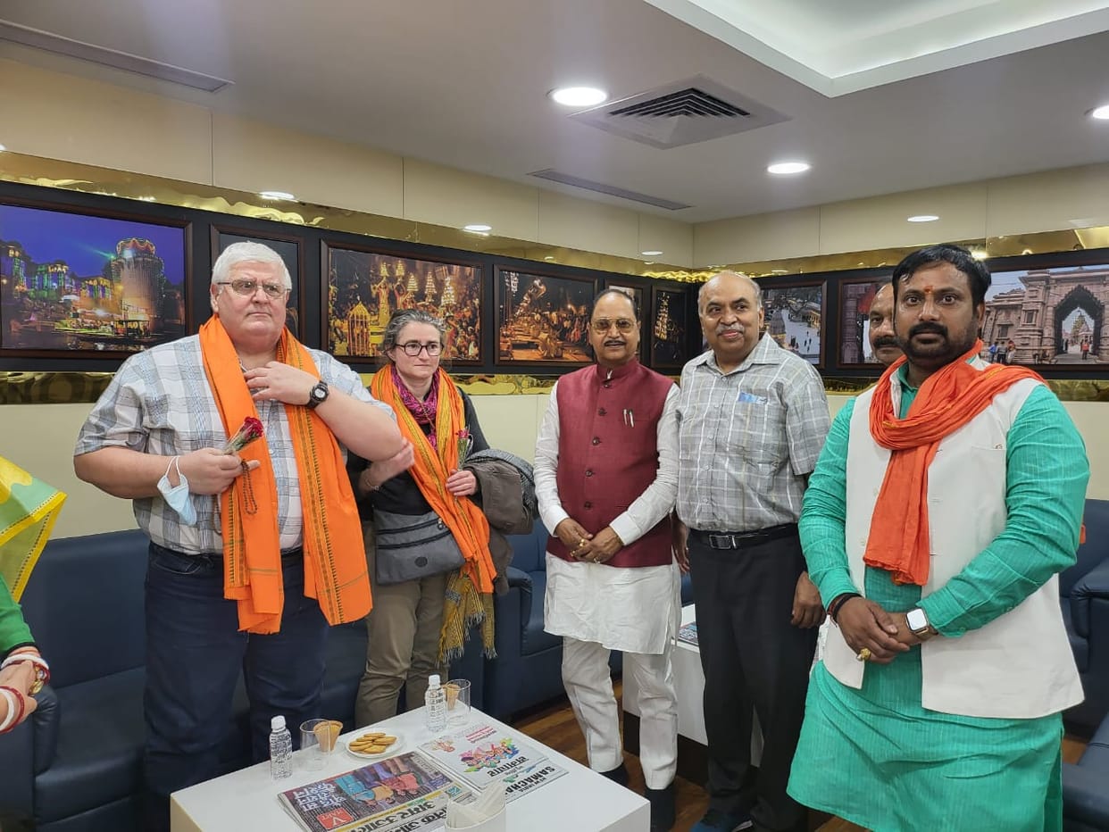 G20 guests reached varanasi First batch warmly welcomed at Lal Bahadur Shastri Airport