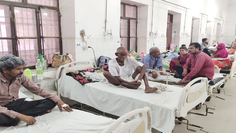 one hundred twenty six bed ward is full of diarrhea patients In Firozabad