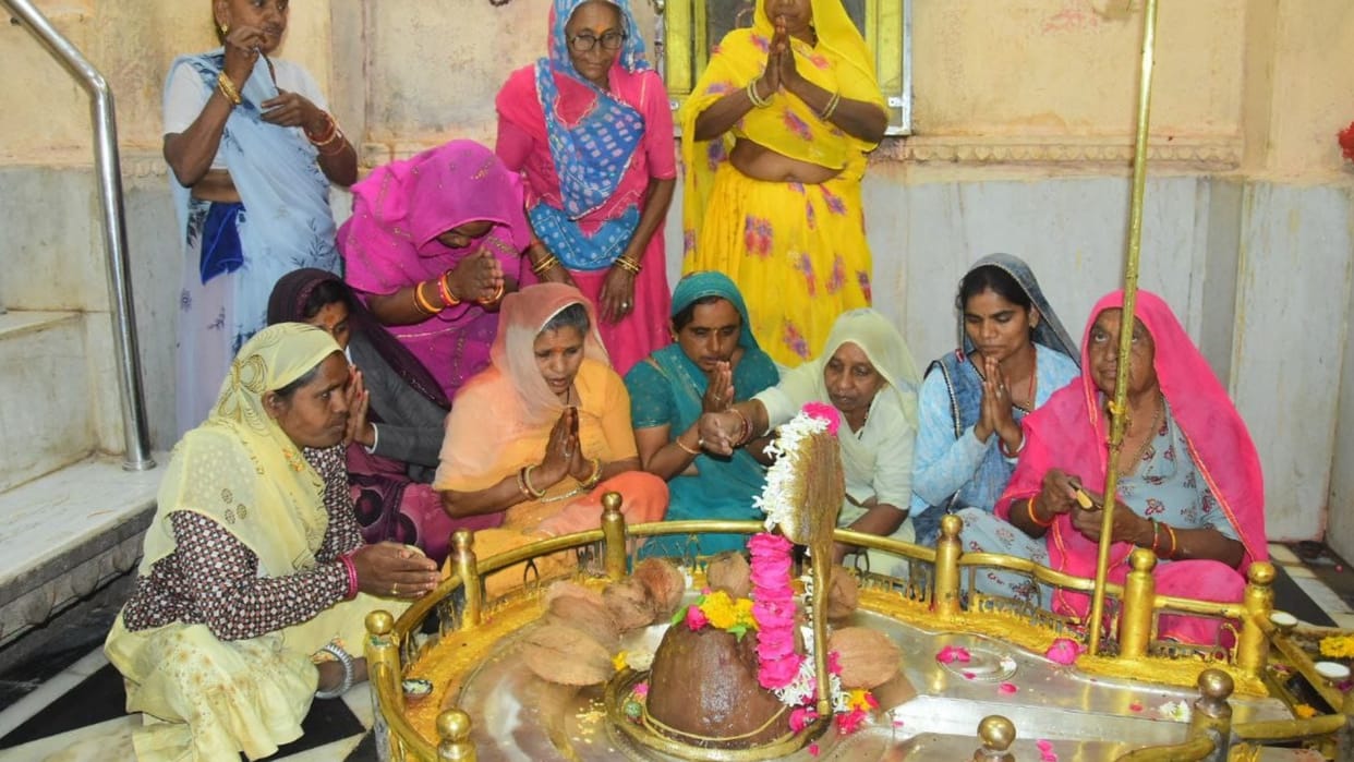 Devotees started the Panchkoshi Yatra worshiped Pingleshwar Mahadev at the first stop