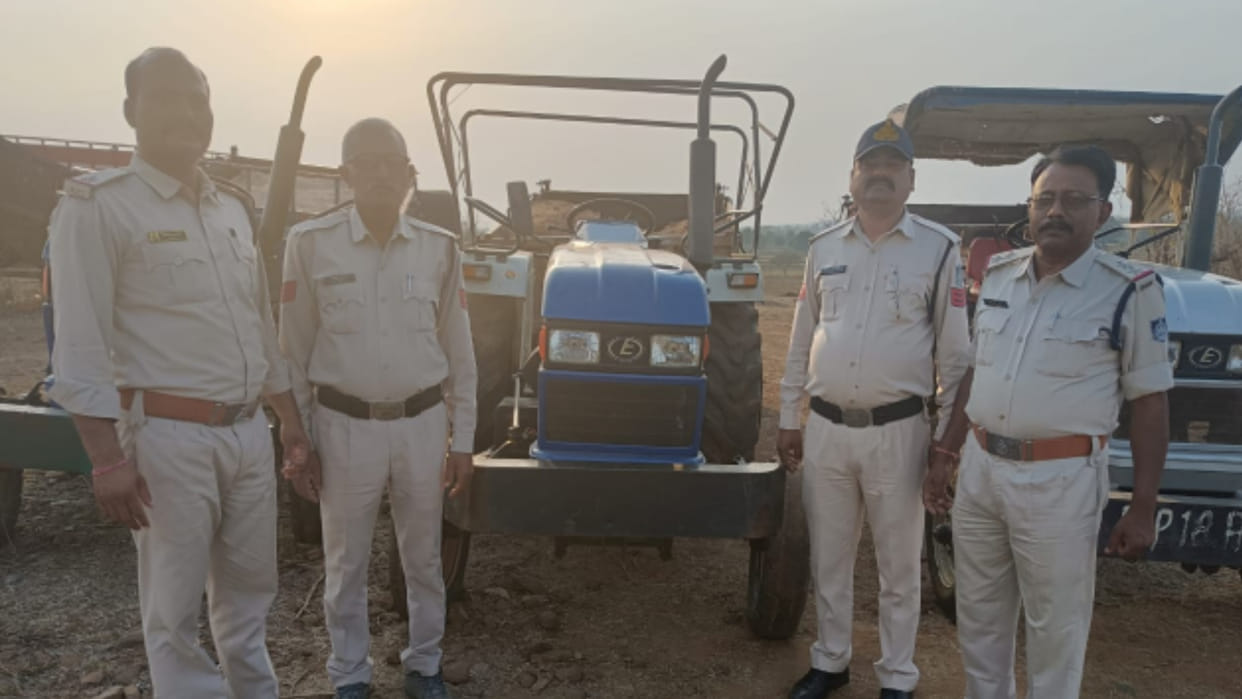 Police crackdown on those transporting illegal sand, tractor seized with Mashruka worth more than one million