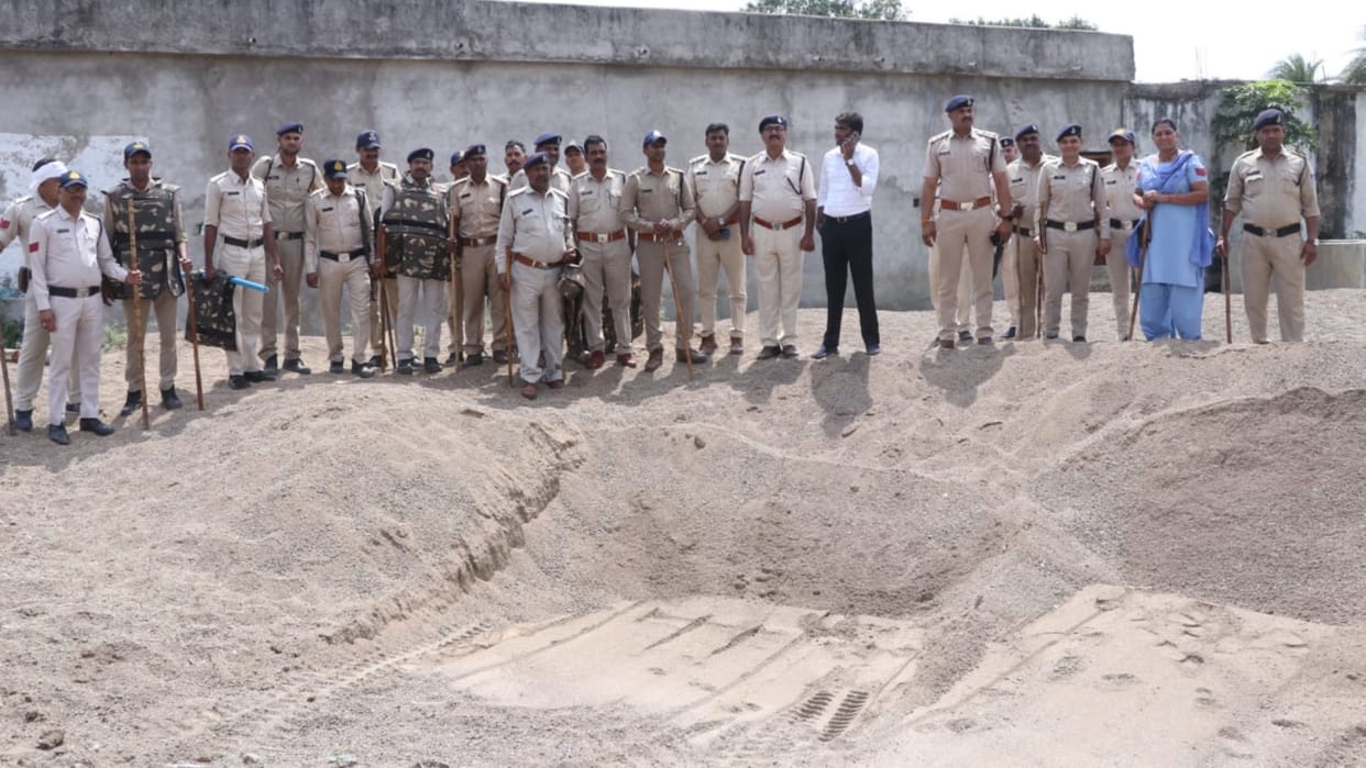 joint action of police and administration against mining mafia in Rajgarh, 200 trolley illegal sand seized