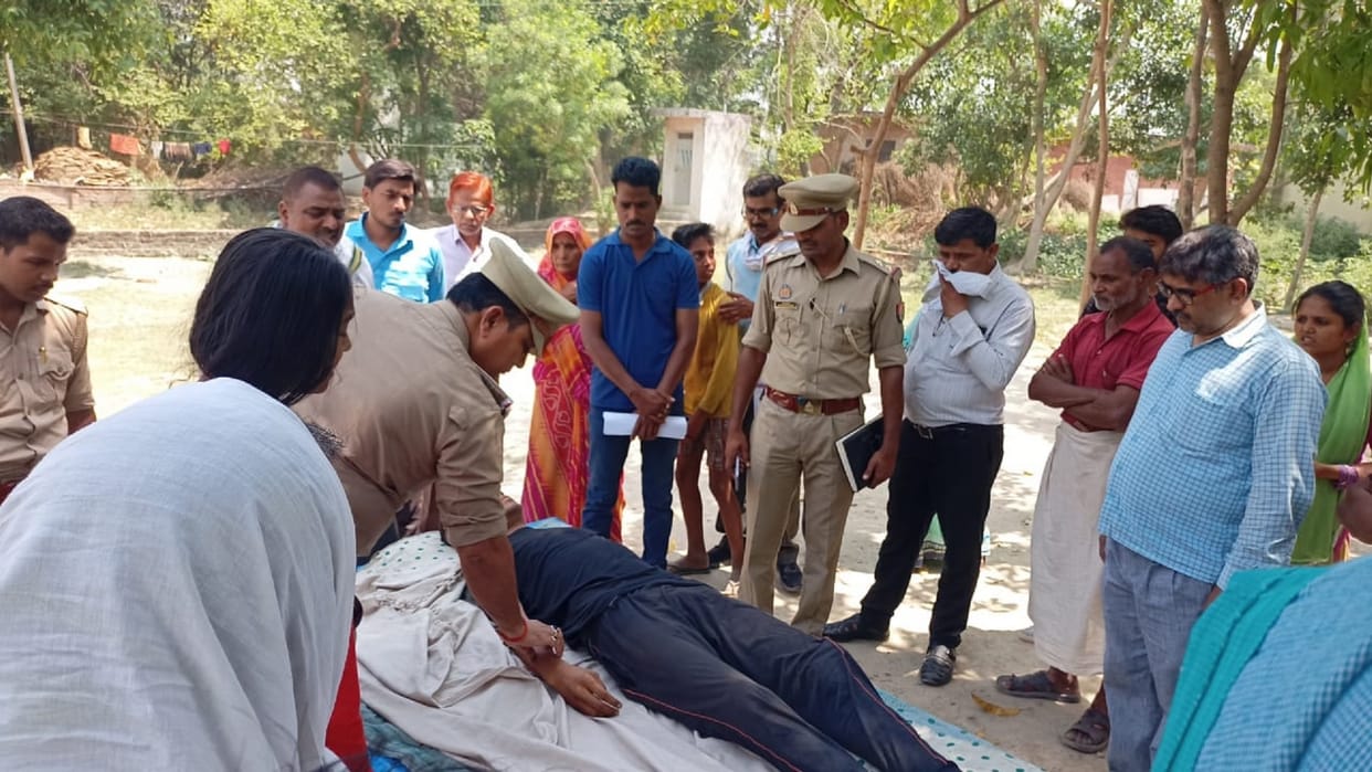 Dead bodies of two youths of Phulpur found in roadside pit, fear of murder