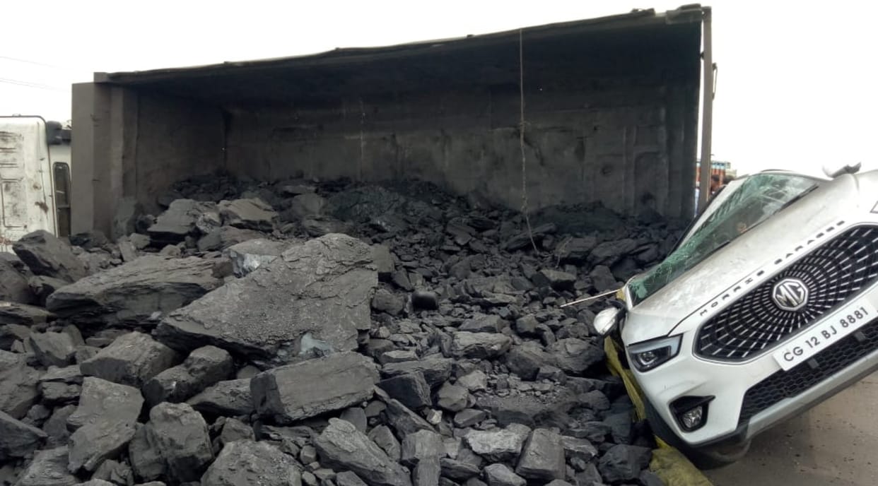 road accident in chhattisgarh; trailer full of coal fell on the car in chhattisgarh Balodabazar