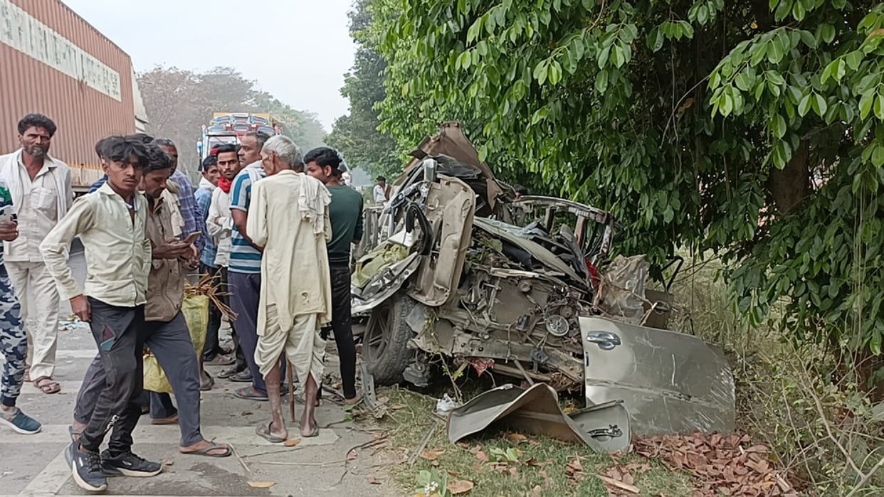 big road accident in Shravasti, Innova car collided with tree