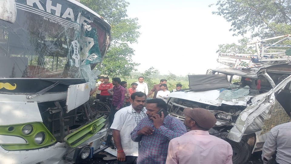 fifteen people injured in pickup and private bus collision in Shahjahanpur