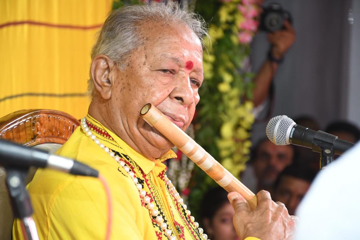 Venu was held by the trembling hands of Pt. Hari Prasad Chaurasia in Sankatmochan sangeet samaroh