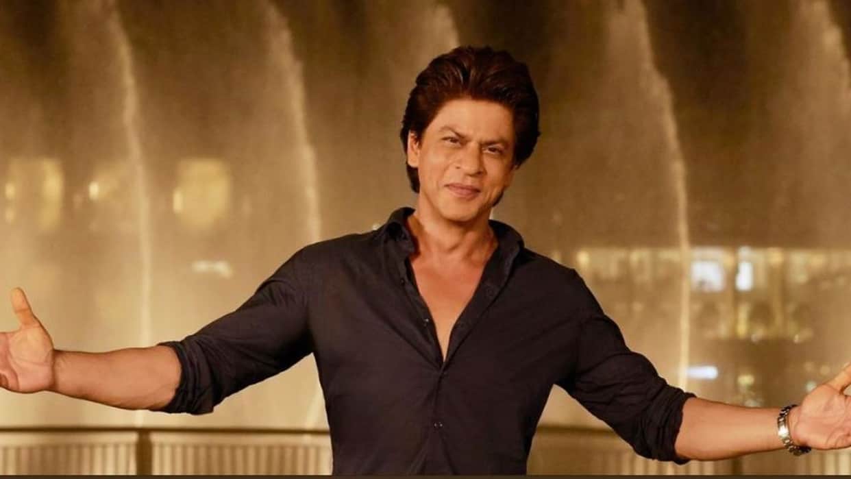 Dunki Actor ShahRukh Khan spotted At Srinagar airport Fans mob for selfies with king khan watch here