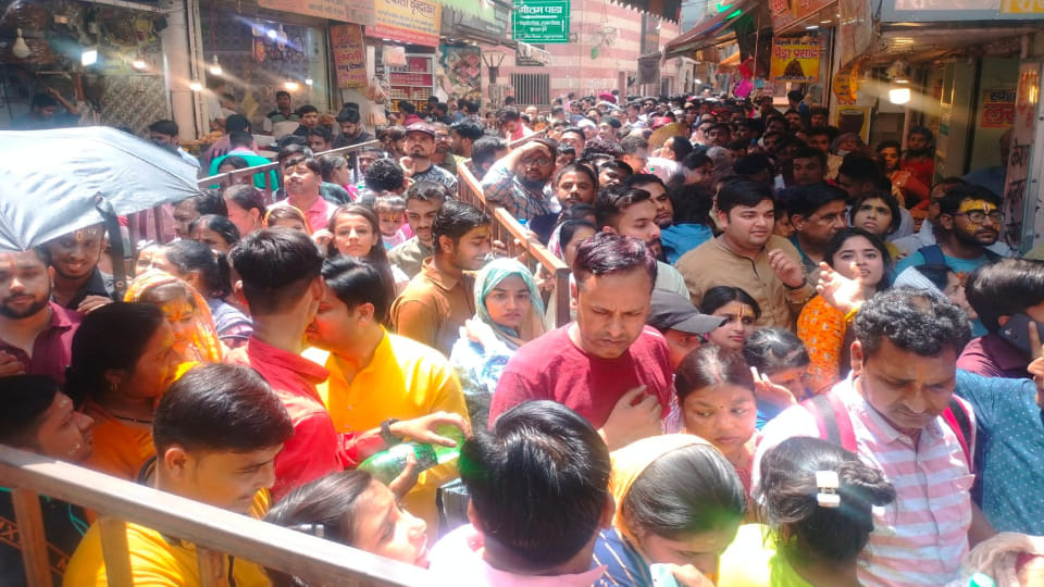 situation worsened again due to crowd at Thakur Banke Bihari temple in Vrindavan at Mathura