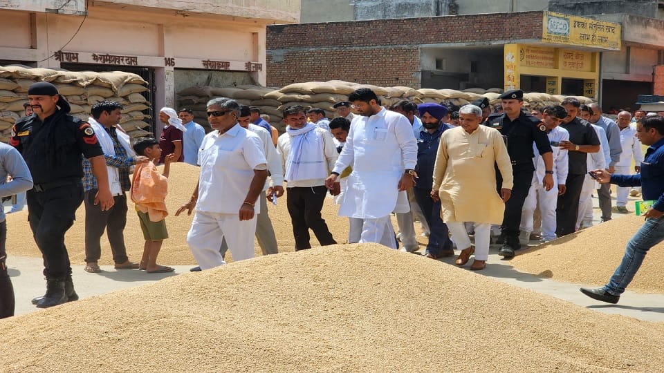 Visited Deputy CM Dushyant Chautala in Rohtak grain market and took stock of wheat procurement process