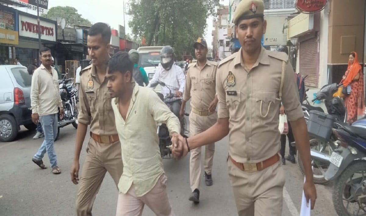 criminal who came to varanasi court escaped by dodging policemen ran and caught him