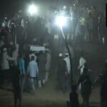 अतीक और अशरफ के शवों को ले जाते लोग