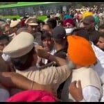 प्रदर्शन करते आप के नेता।