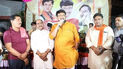 MP News: रात्रि चौपाल में पंचायत मंत्री सिसौदिया ने भजन गाया, राठखेड़ा ने किए नोट न्योछावर Panchayat Minister Sisodia sang bhajan in Ratri Chaupal, Rathkheda donated notes