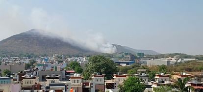 Indore:इंदौर के देवगुराडिया ट्रैंचिंग ग्राउंड में दो माह में दूसरी बार लगी आग, तीन किलोमीटर दूर से दिखा धुंआ Fire broke out for the second time in two months at Devguradia Trenching Ground in Indore, smoke visible from