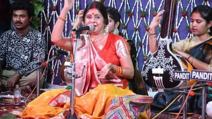 Sankatmochan Sangeet Samaroh: The court echoed with Malini Awasthi's melodious renditions of Dadra, Thumri, Ho