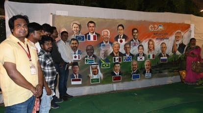 Varanasi: संकटमोचन के आंगन में जीवंत हुई विश्वगुरु की कल्पना, जी-20 की परिकल्पना कलाकारों ने कैनवास पर उकेरा Vishwaguru imagination came alive in sankat mochan mandir G20 vision in painting