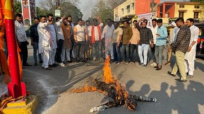 Bhopal News: Yuva Morcha burnt effigies of Congress leader Govind Singh across the state