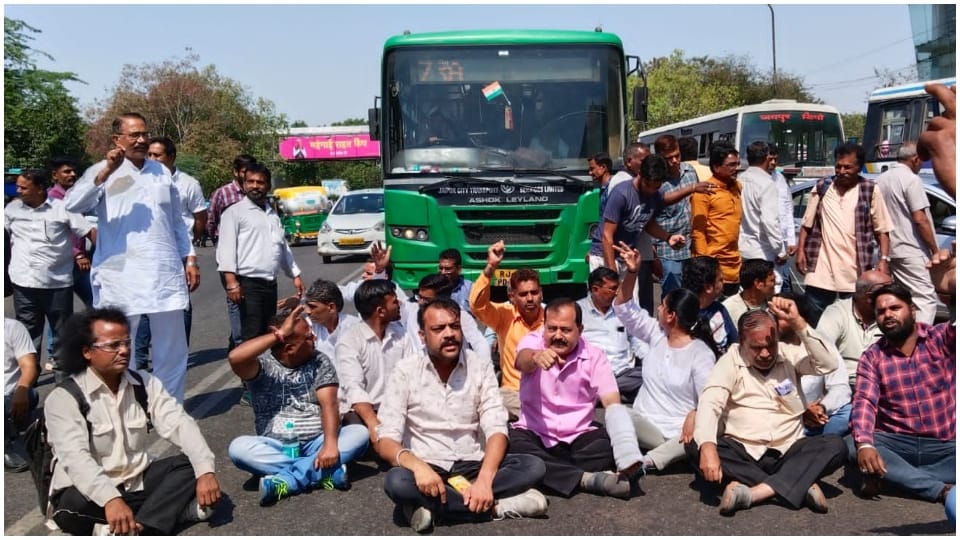 Aam Aadmi workers block road in Jaipur to protest CBI questioning of CM Arvind Kejriwal