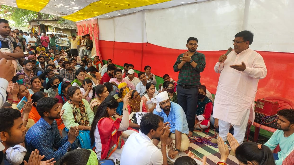 Bihar Teacher Vacancy: Opposition to the new teacher manual, teacher candidates protesting in the hot sun
