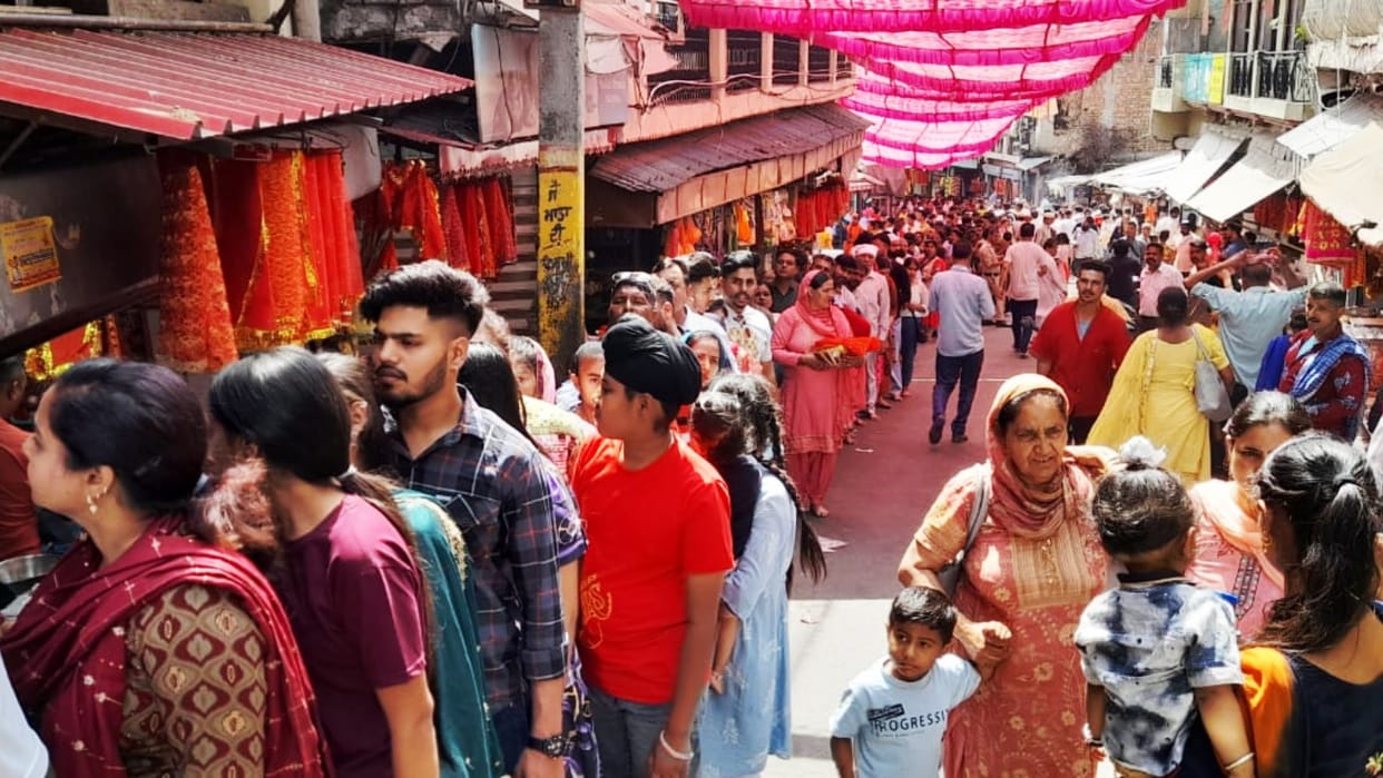 Devotees queue up to pay obeisance to mata chintpurni temple