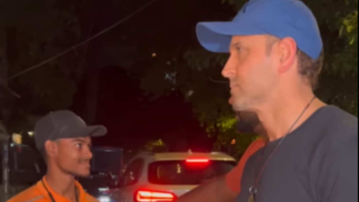 war 2 fighter actor HrithiK Roshan Trolls for viral video his Bodyguard pushed fan so badly