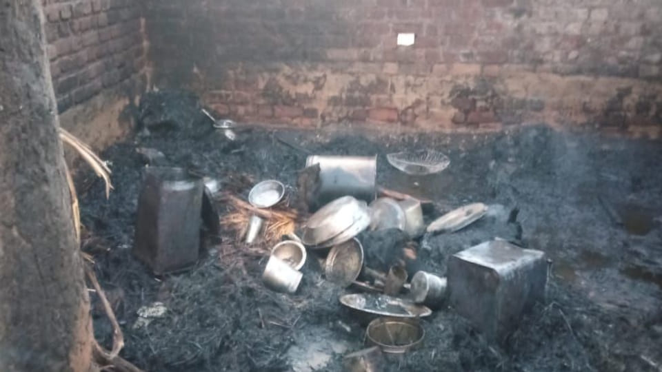Five huts burnt to ashes in Mainpuri due to spark from stove