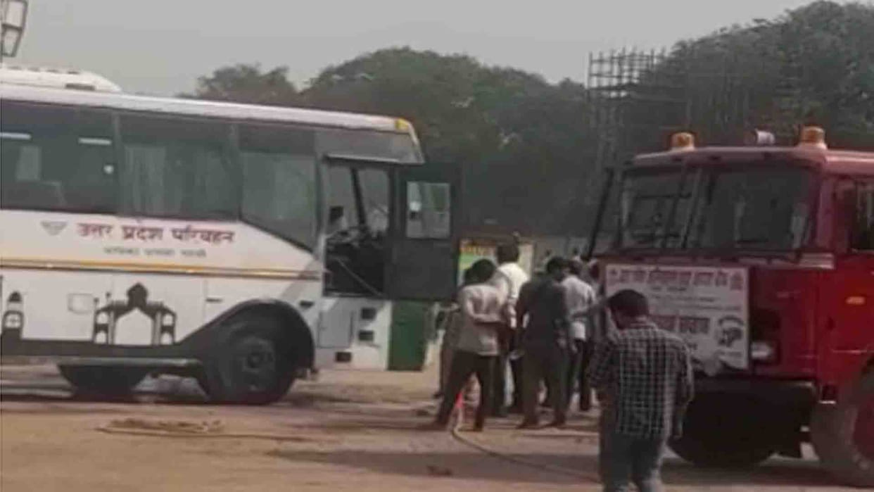 Kanpur: Janrath bus caught fire at Jhakarkati bus stand