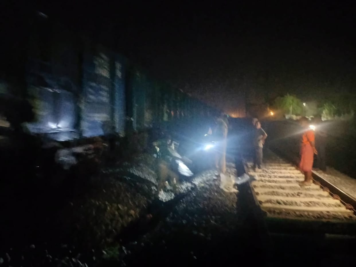 Mother jumped in front of train with two innocent children in mirzapur