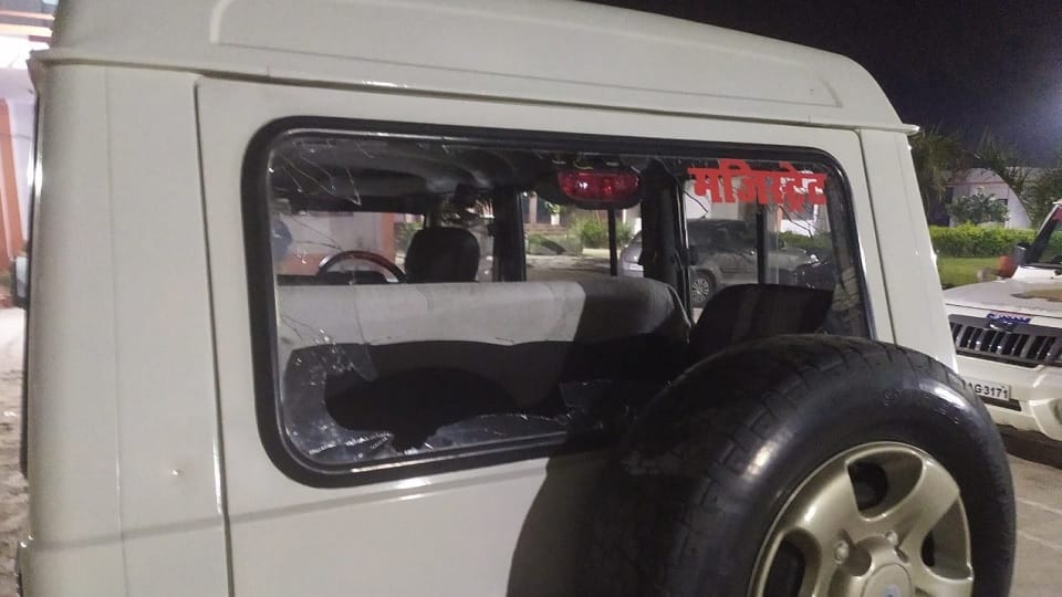 Stone pelting on Naib Tehsildar's vehicle in Basti
