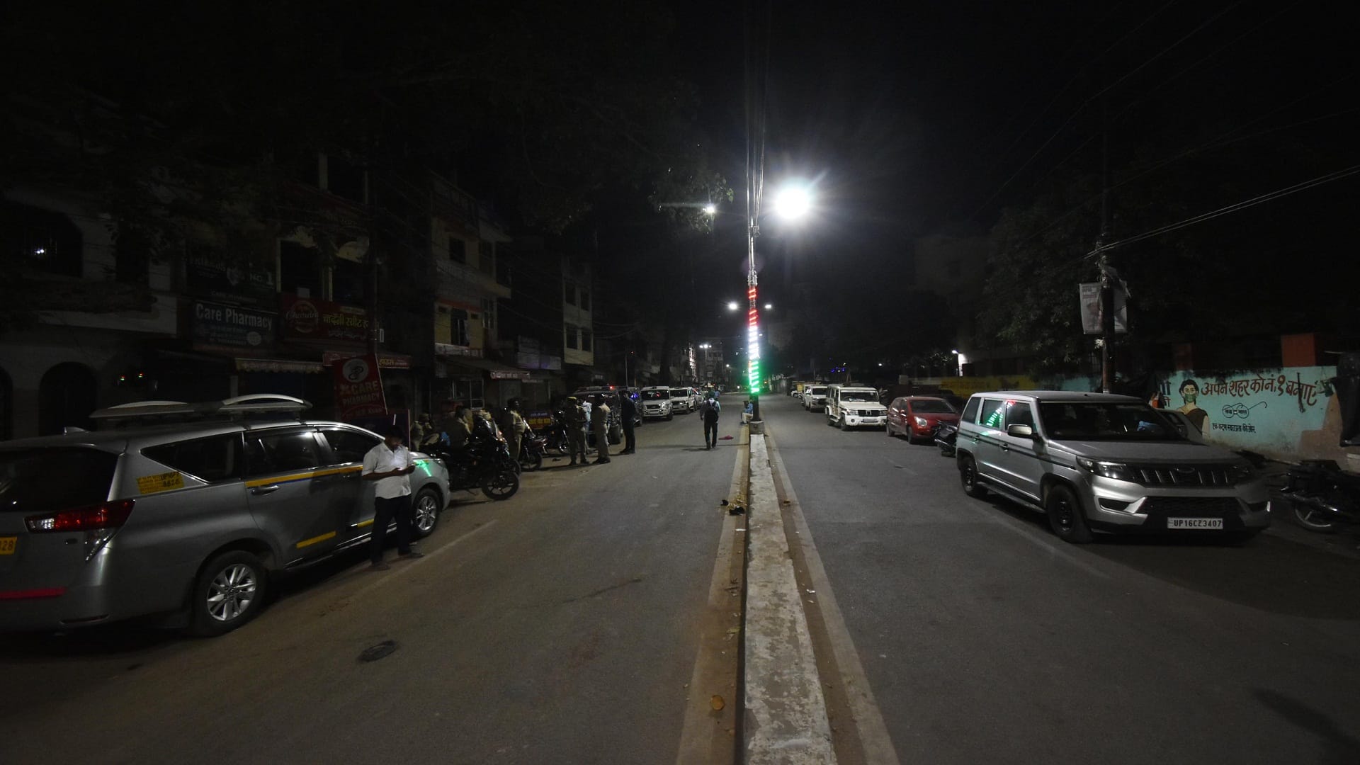 Prayagraj News Updates: Shutters of shops fell after Atiq-Ashraf were shot, chaos in the city
