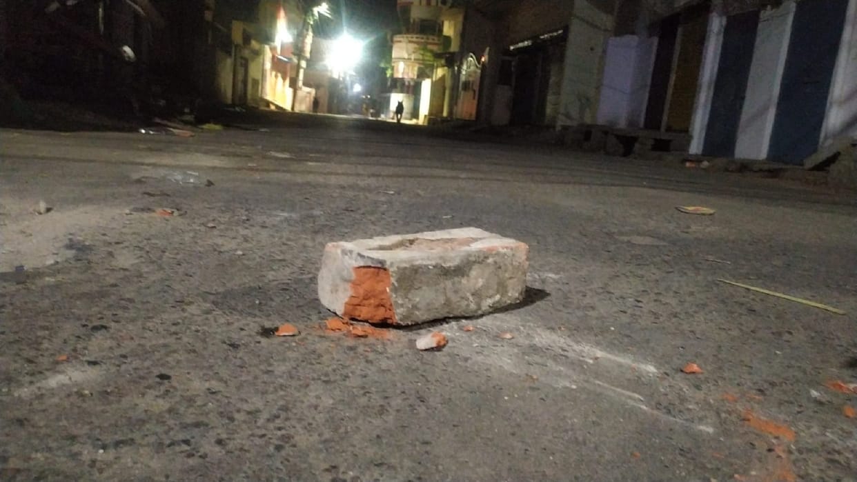 Sehore: Miscreants pelted stones at the sub-health center, windows and doors were damaged