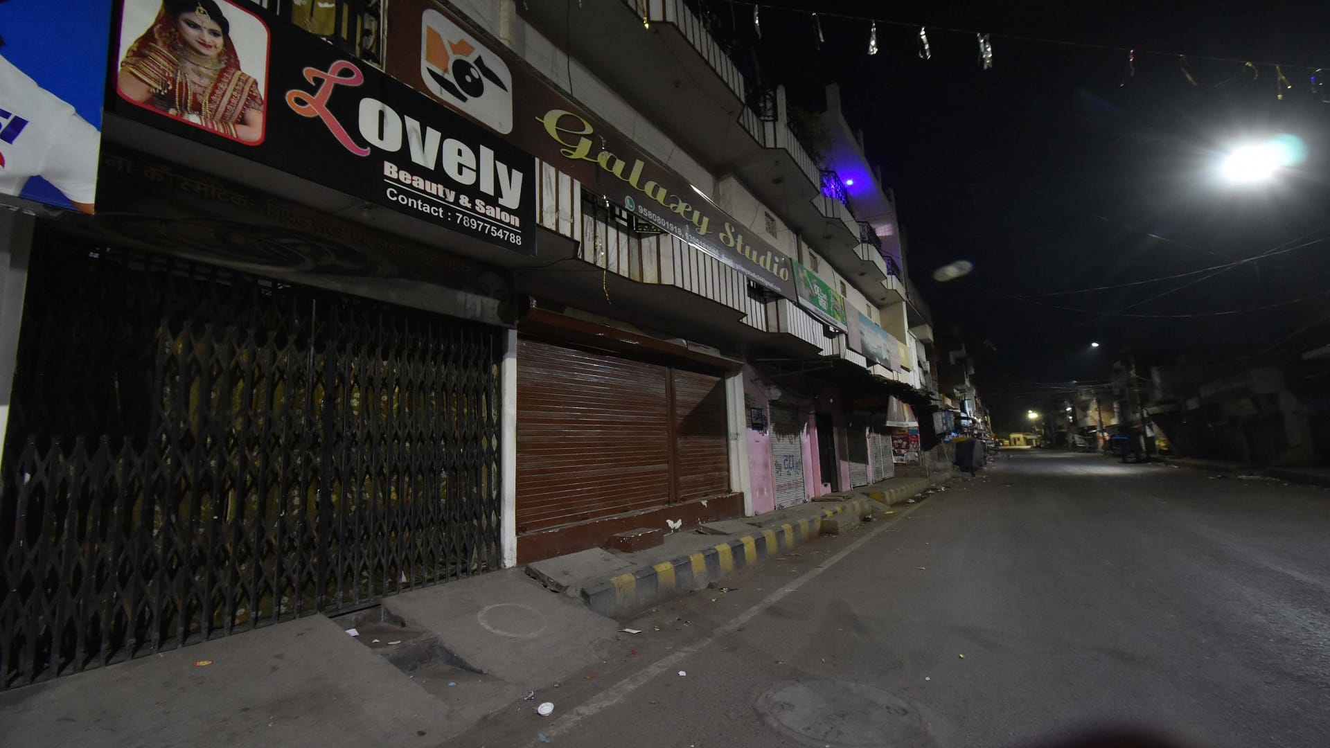 Prayagraj News Updates: Shutters of shops fell after Atiq-Ashraf were shot, chaos in the city