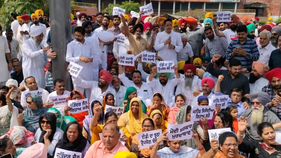 Aam Aadmi party protest over filing of FIR against Arvind Kejriwal in Punjab