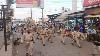 रेलवे रोड पर कानून व्यवस्था को लेकर फ्लैग मार्च निकालते डीआईजी सुरेशराव ए.कुलकर्णी, एसपी सिटी कुलदीप