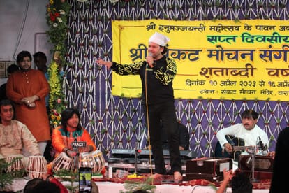 Sankatmochan Music Festival People danced to Javed Ali's Kumfaya-Kumfaya song, the campus echoed with thunder