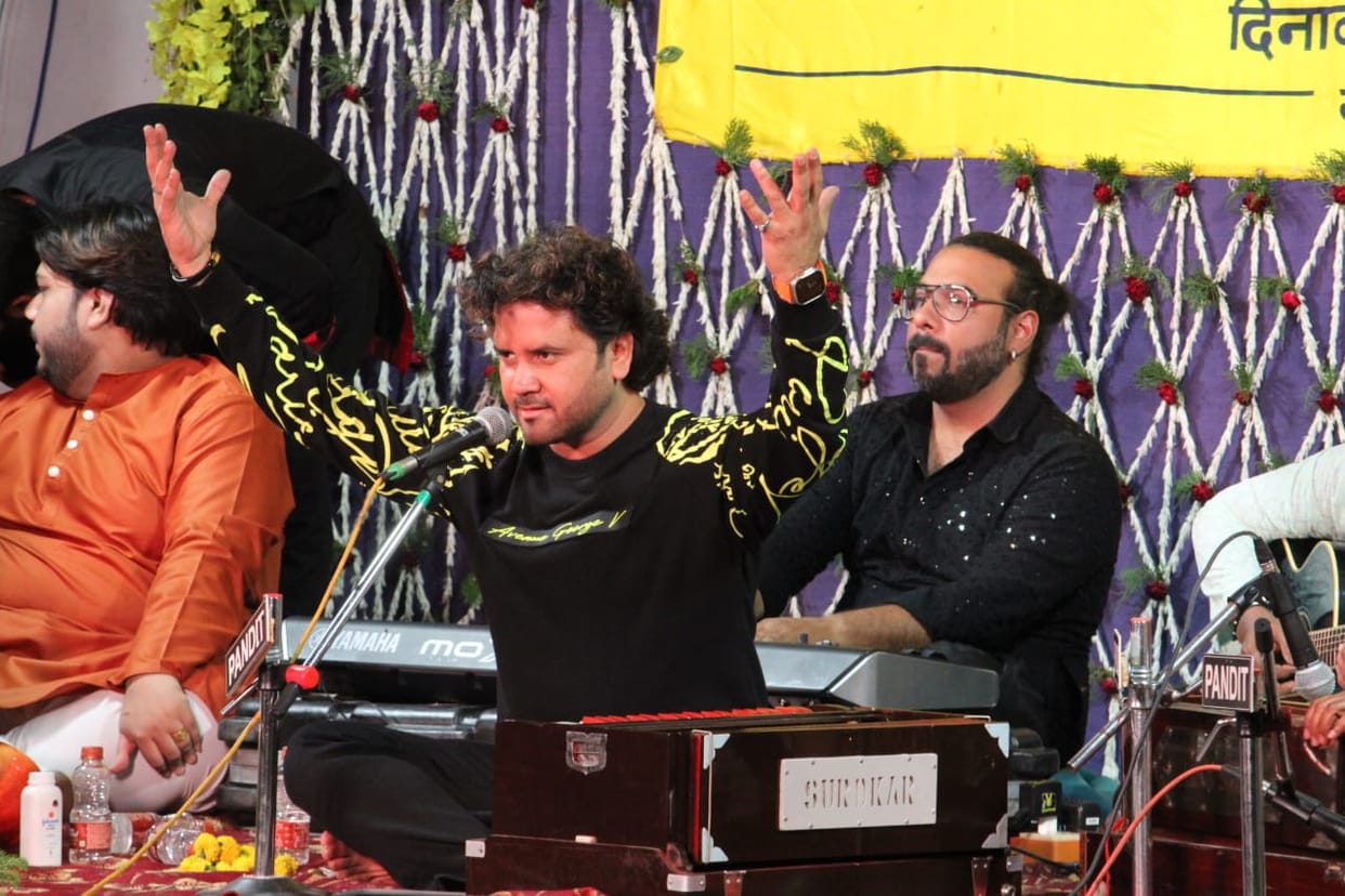 Sankatmochan Music Festival People danced to Javed Ali's Kumfaya-Kumfaya song, the campus echoed with thunder